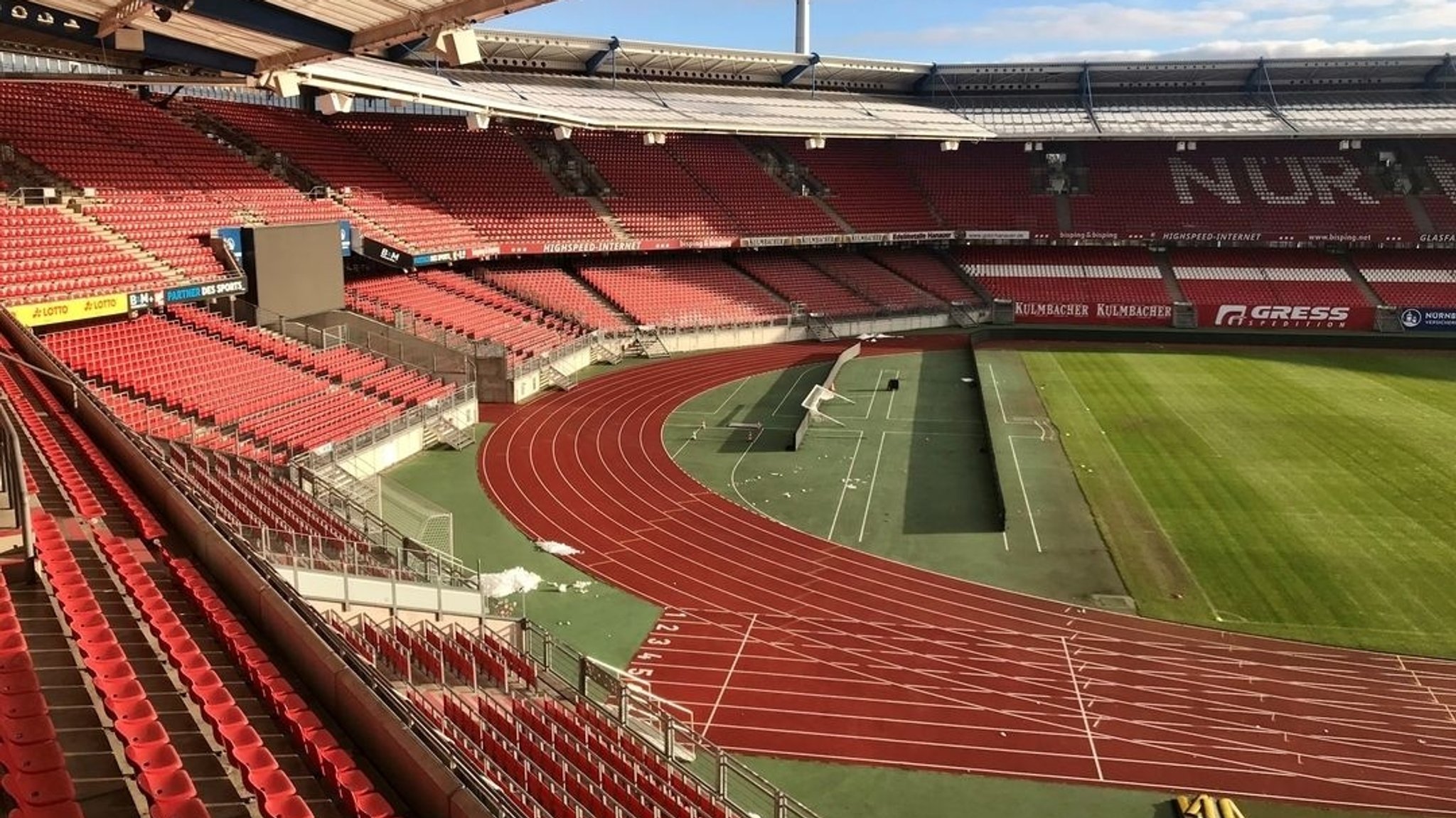 Das Max-Morlock-Stadion in Nürnberg. (Archiv) Zu sehen ist ein Teil des Stadions, darunter Tribünen, ein Teil der Laufbahn und ein Stück Rasen. 