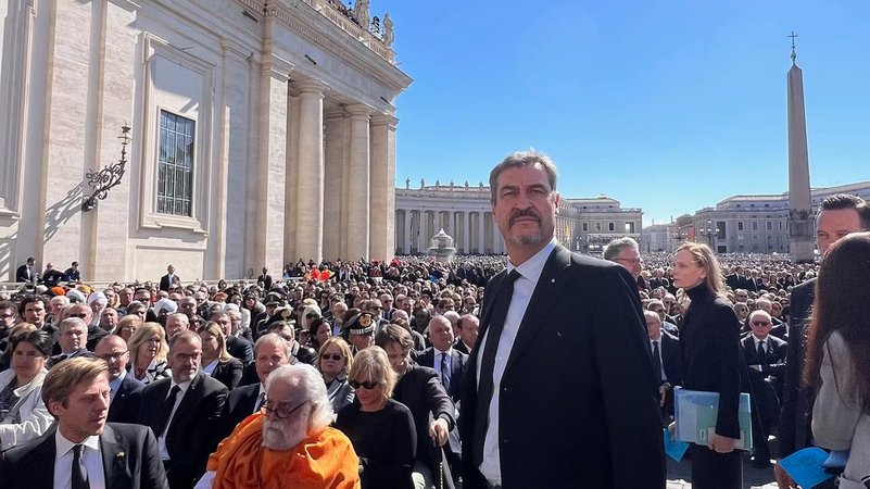 Markus Söder, (M, CSU) Ministerpräsident von Bayern, nimmt an der Trauermesse von Papst Franziskus auf dem Petersplatz teil. | Bild: Bayerische Staatskanzlei/dpa Markus Söder, (M, CSU) Ministerpräsident von Bayern, nimmt an der Trauermesse von Papst Franziskus auf dem Petersplatz teil.