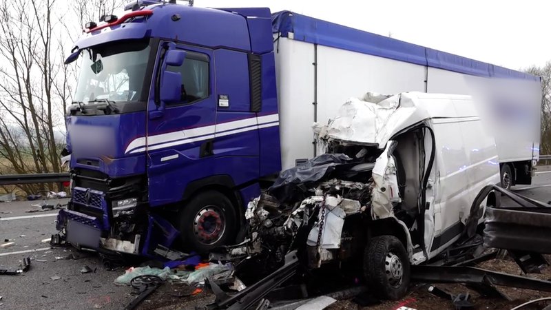 Ein Lastzug hat heute Morgen die Mittelleitplanke auf der A93 zwischen Ponholz und Teublitz durchbrochen. | Bild: BR Ein Lastzug hat heute Morgen die Mittelleitplanke auf der A93 zwischen Ponholz und Teublitz durchbrochen.