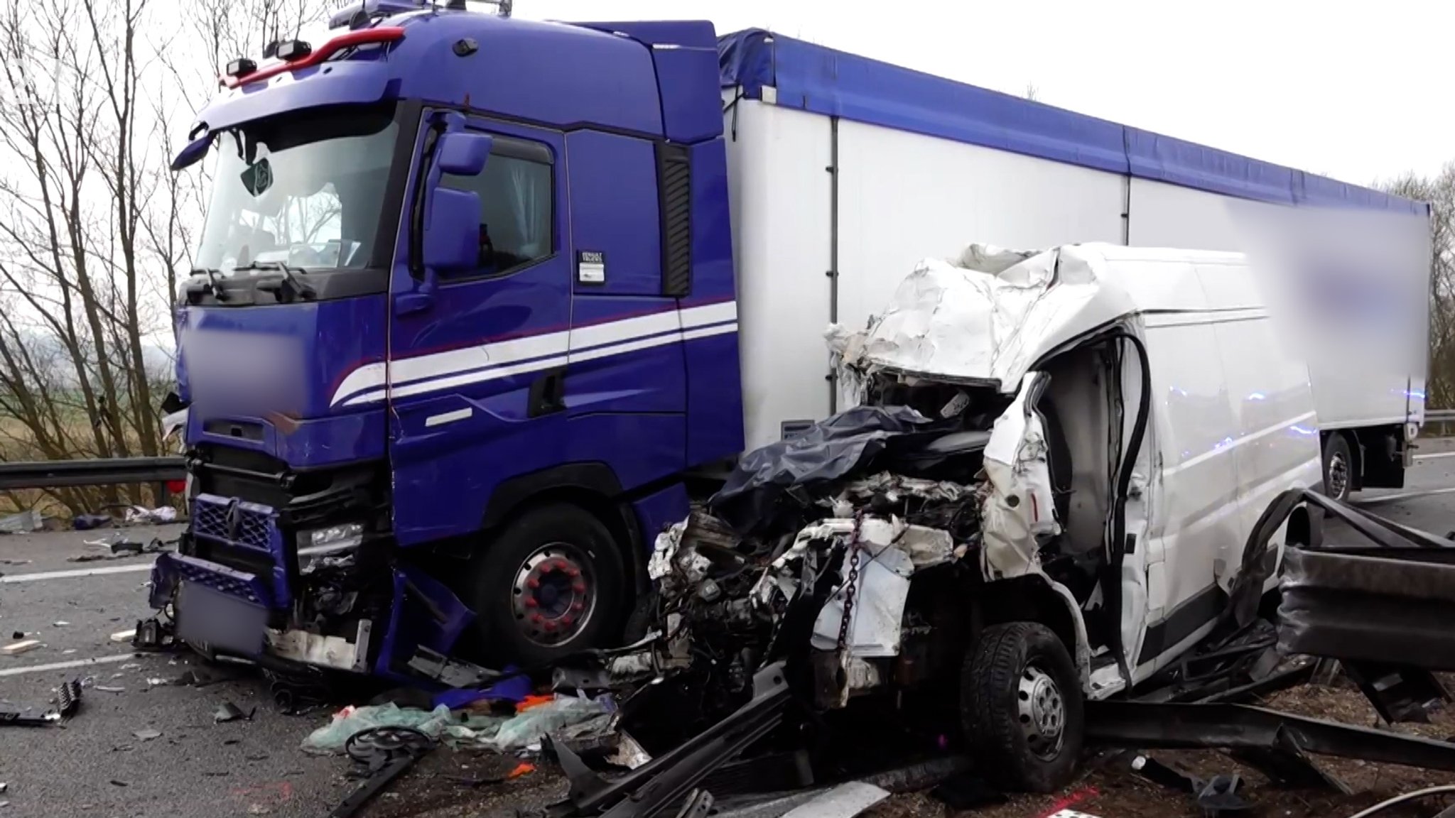 Lkw durchbricht Mittelleitplanke – Zwei Tote auf A93