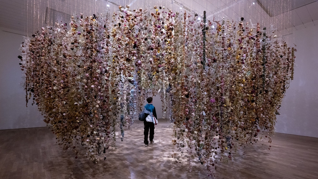 Die Installation "Blütenkelch / Calyx" von Rebecca Louise Law in der Kunsthalle München. 