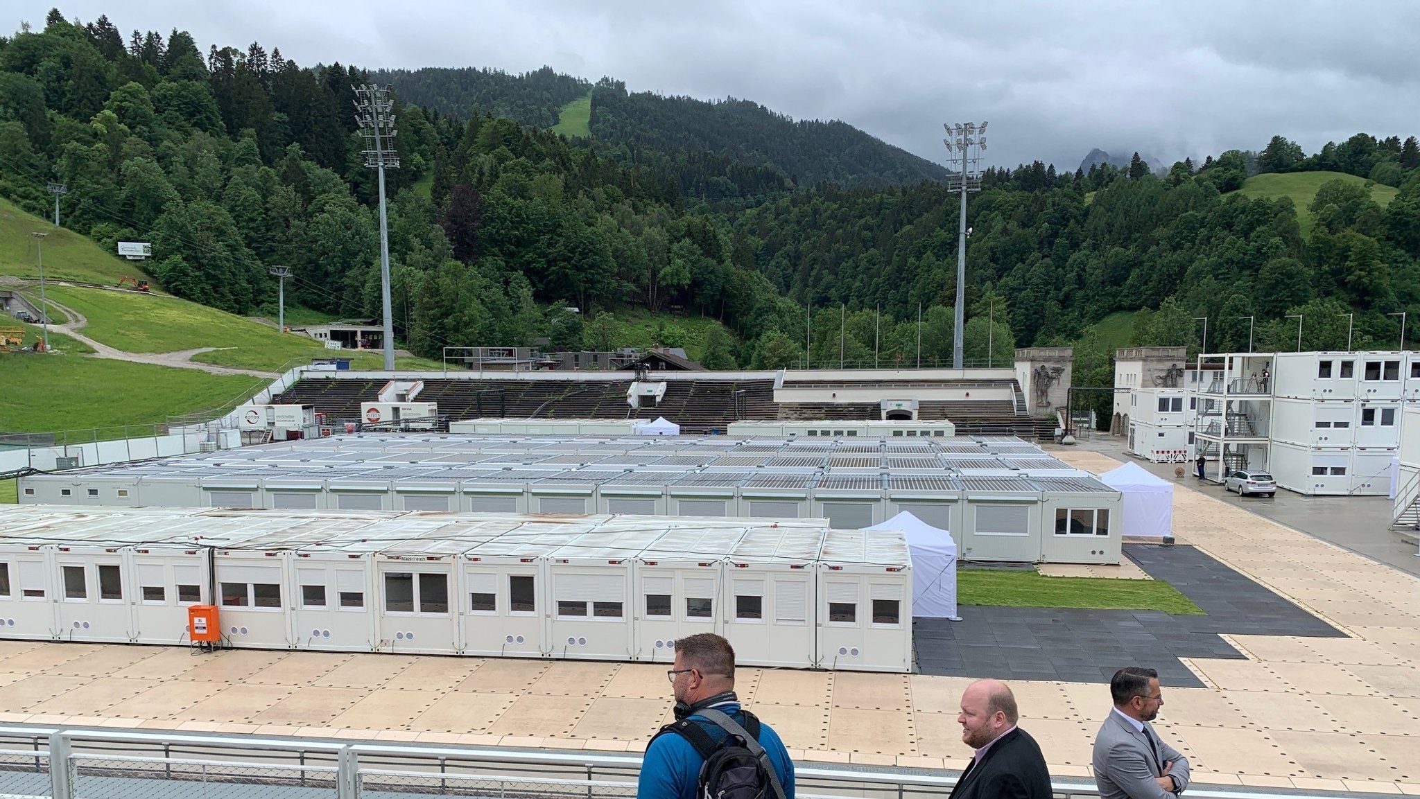 260 Container für Justiz und Polizei stehen im Olympia-Skistadion in Garmisch-Partenkirchen.