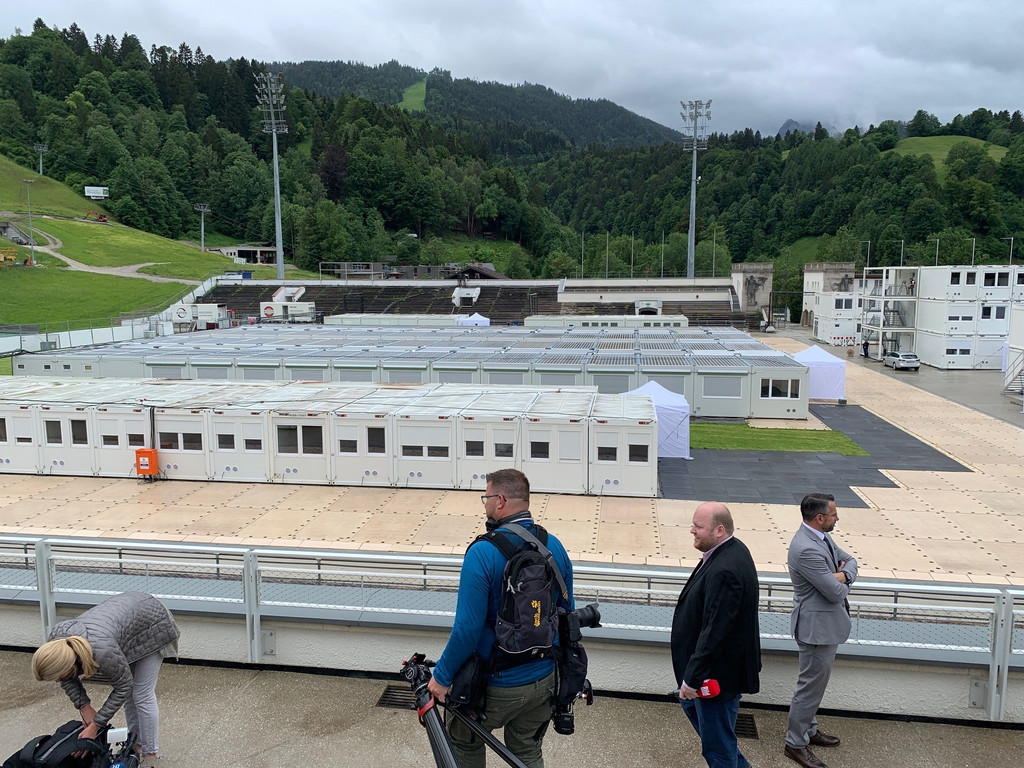 260 Container für Justiz und Polizei stehen im Olympia-Skistadion in Garmisch-Partenkirchen.