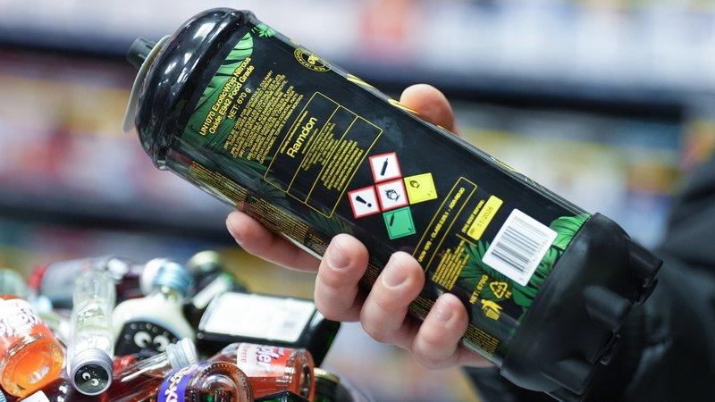 Minderjährigen soll der Umgang mit Lachgas verboten werden. | Bild: dpa-Bildfunk/Marcus Brandt Minderjährigen soll der Umgang mit Lachgas verboten werden.