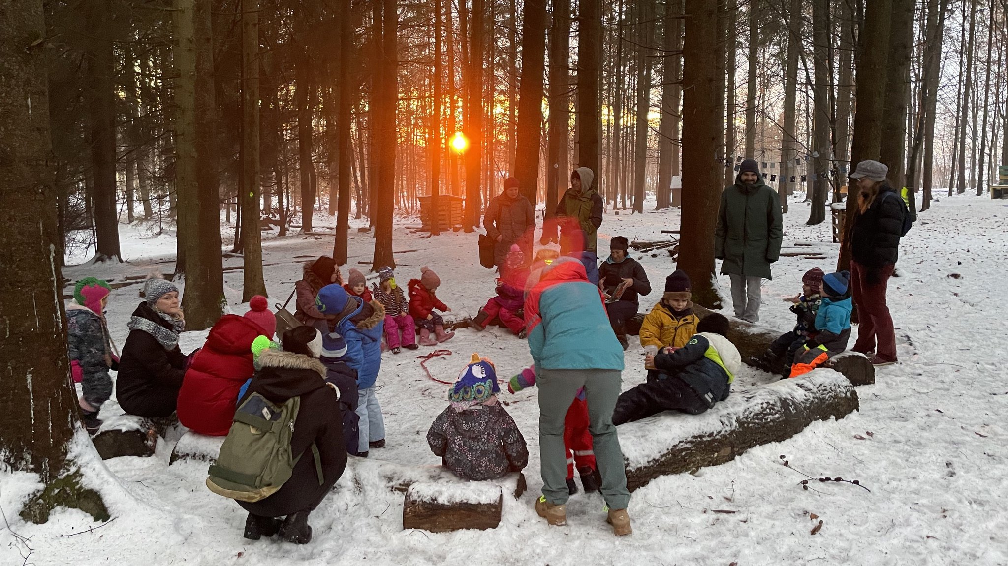 Abstand vom Trubel: Waldweihnacht regt Kreativität der Kinder an