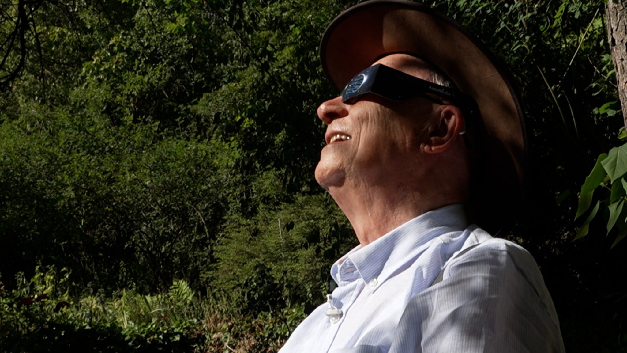 Klaus Hünig mit Sonnenschutzbrille in seinem Würzburger Garten. | Bild: Bayerischer Rundfunk Klaus Hünig mit Sonnenschutzbrille in seinem Würzburger Garten.