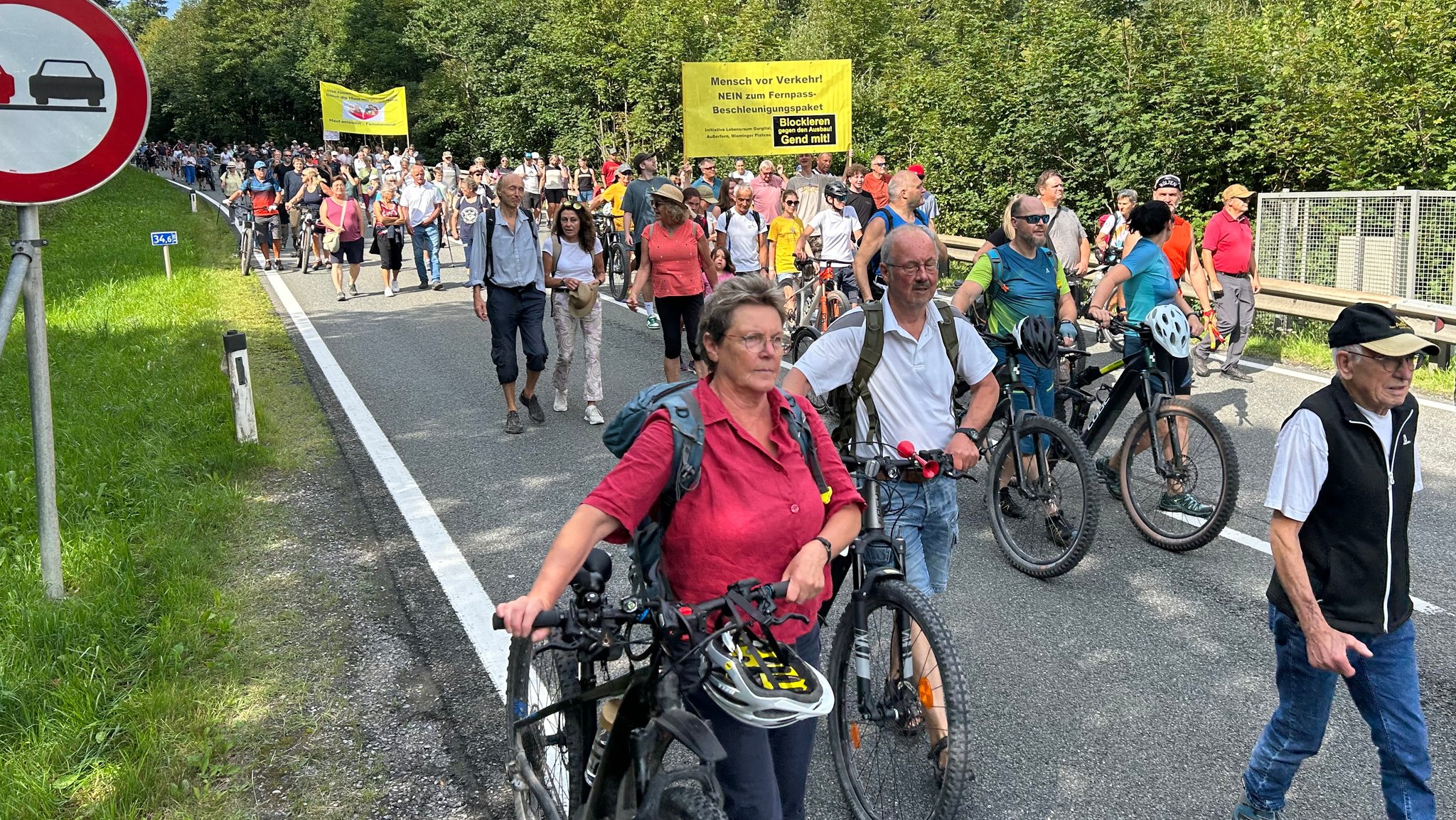 Hunderte Menschen demonstrieren mit Plakaten auf dem Fernpass. | Bild: BR/Christian Wagner Hunderte Menschen demonstrieren mit Plakaten auf dem Fernpass.