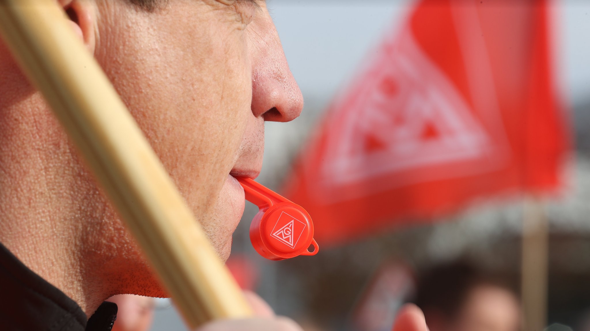 Ein Arbeiter steht mit einer Pfeife am Eingang des MDC Power-Werkes bei einem Warnstreik der IG Metall. (Symbolbild)