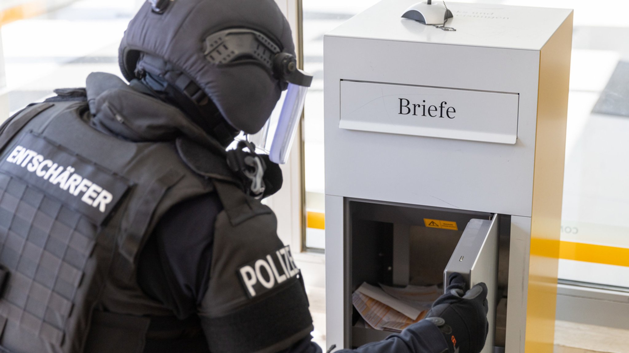 Ein Entschärfer der Polizei überprüft einen Briefkasten auf verdächtige Sendungen. 