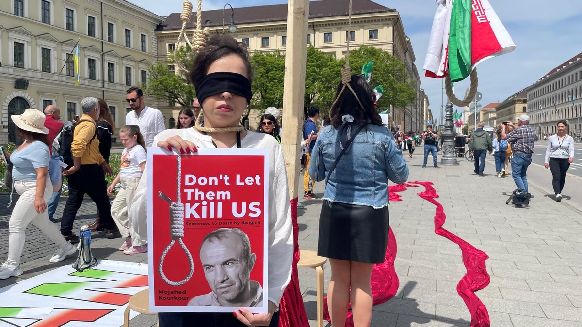 Münchner Menschenkette gegen Hinrichtungen im Iran