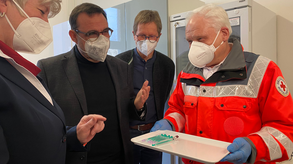 Kurz vor Schluss stattete Gesundheitsminister Klaus Holetschek (2. von links) dem Impfzentrum in Kempten einen Besuch ab.