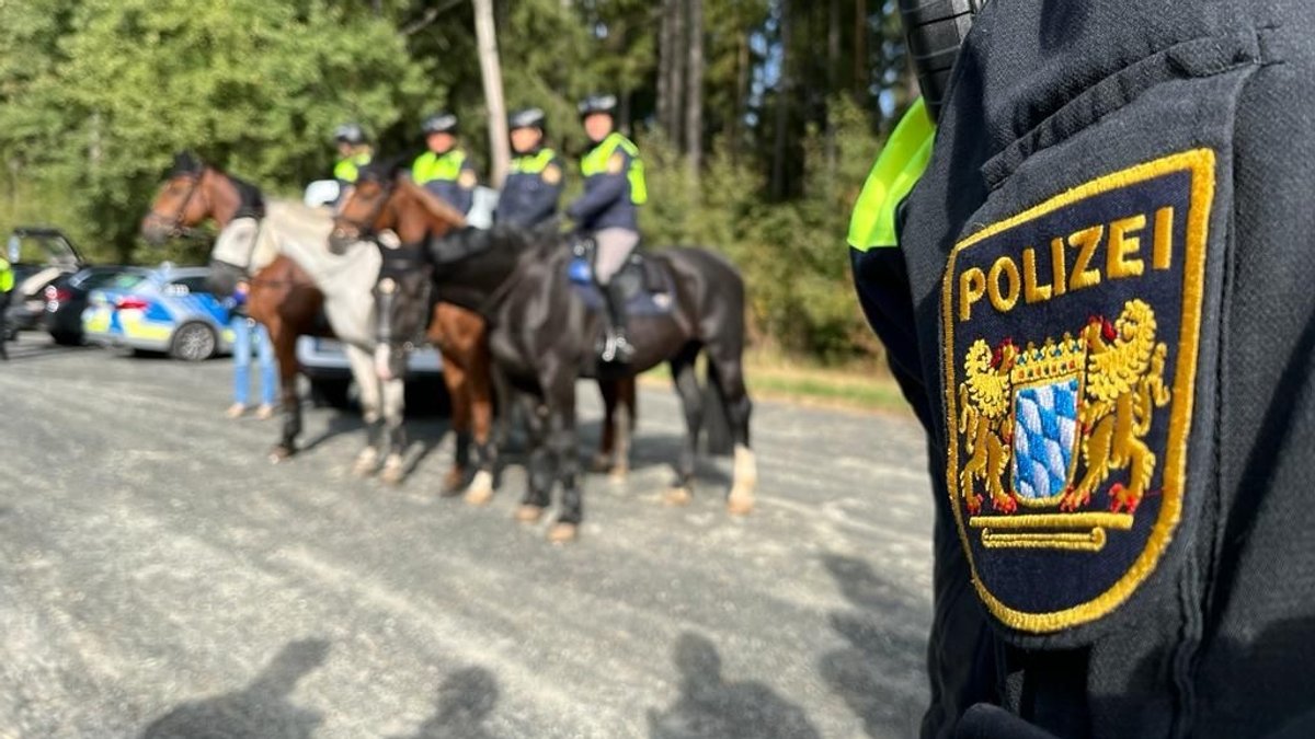 Polizeikontrolle an der Grenze zu Tschechien - erstmals auch mit Unterstützung der Reiterstaffel.