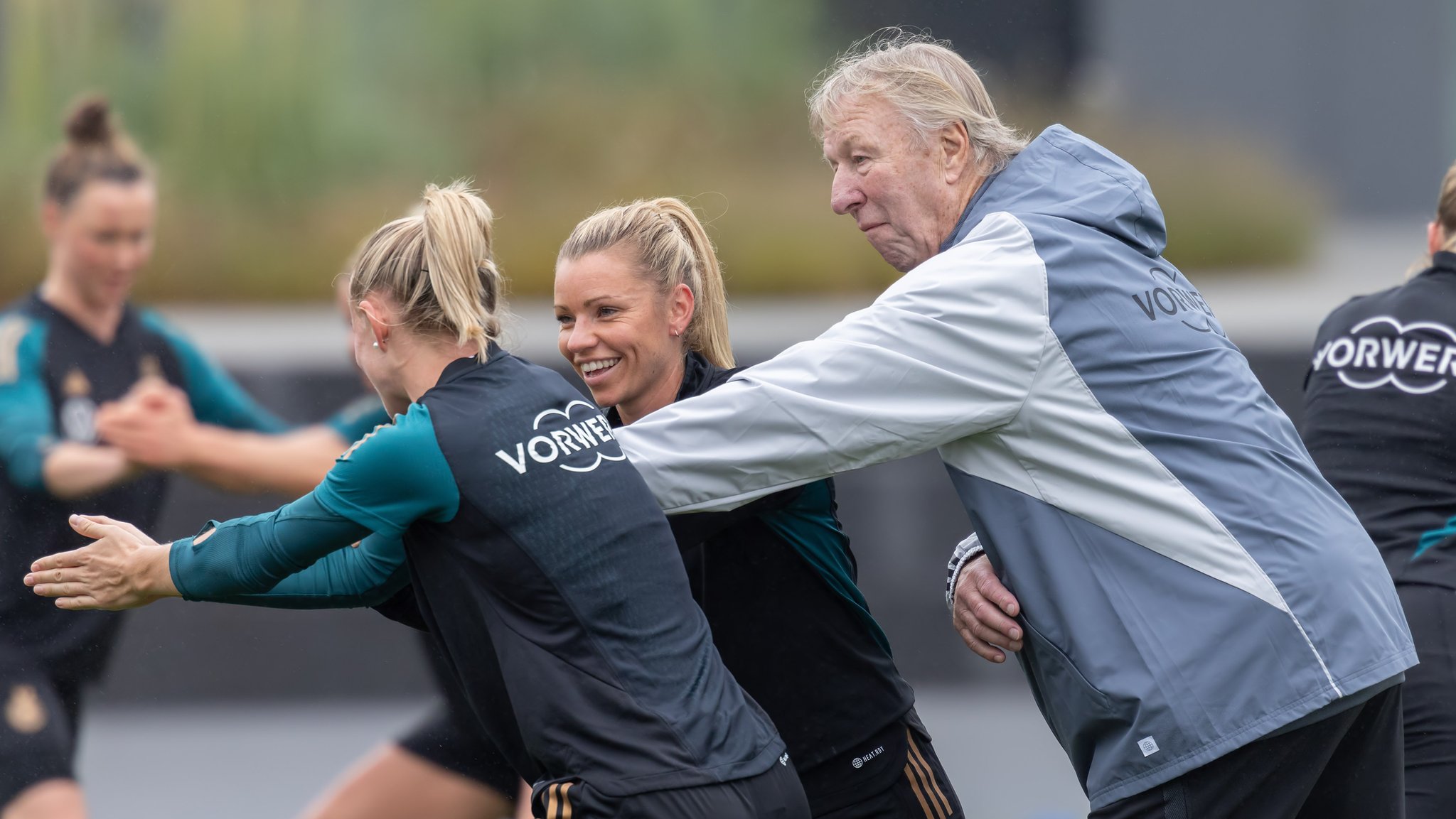 Interims-Bundestrainer Horst Hrubesch mit Linda Dallmann und Lea Schüller vom FC Bayern.