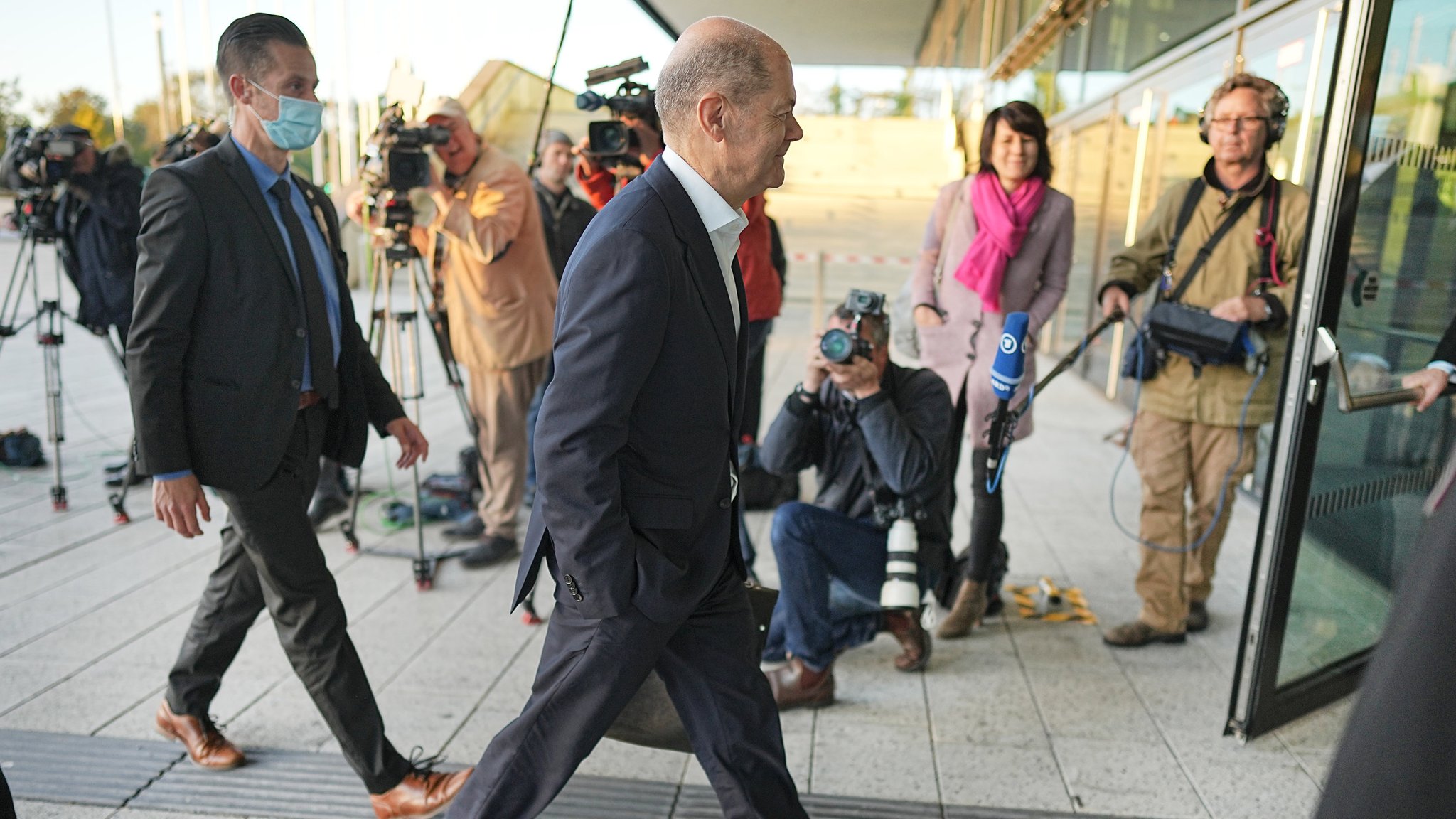 SPD-Kanzlerkandidat Olaf Schulz trifft zu erstem Dreiergespräch mit Grünen und FDP ein