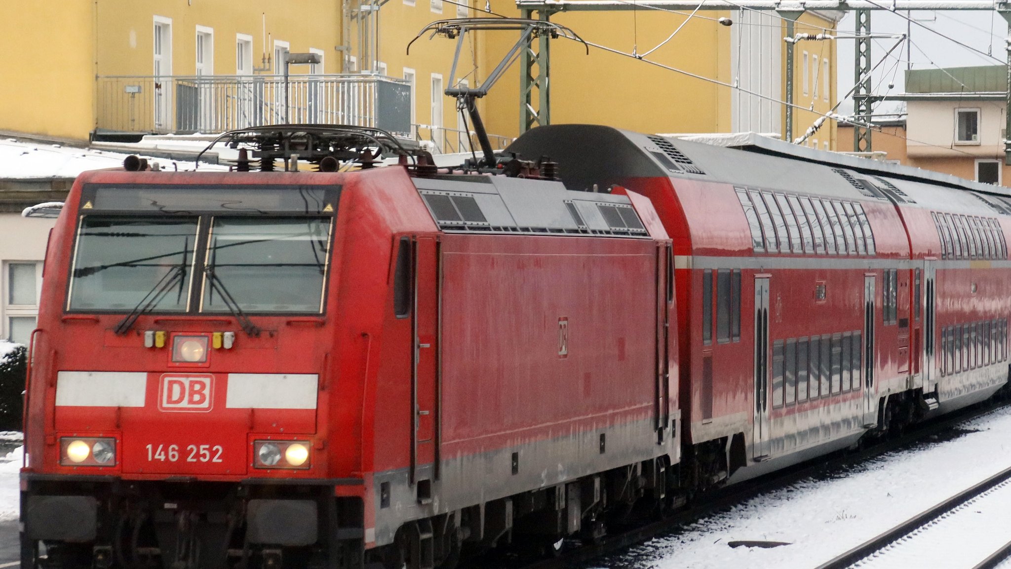 DB-Zug mit Doppelstock-Waggons