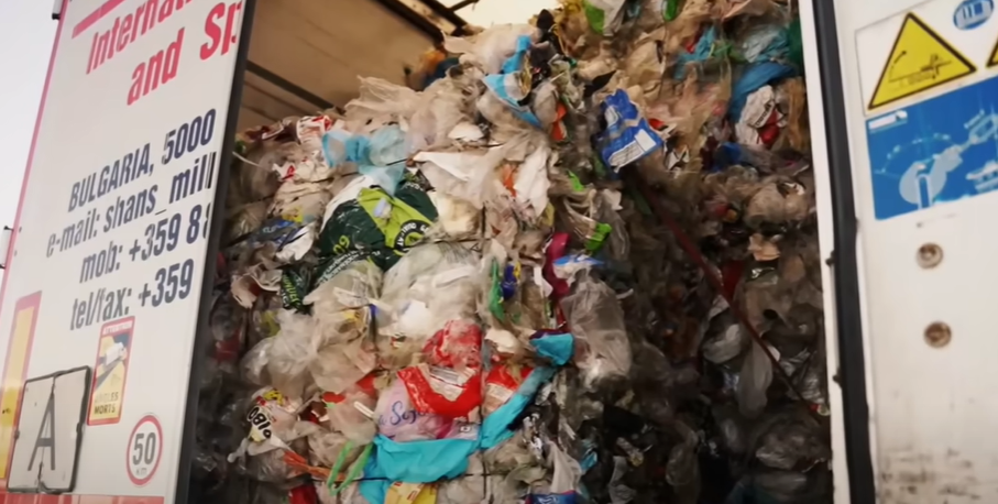 Blick in einen Lkw voller Müll.