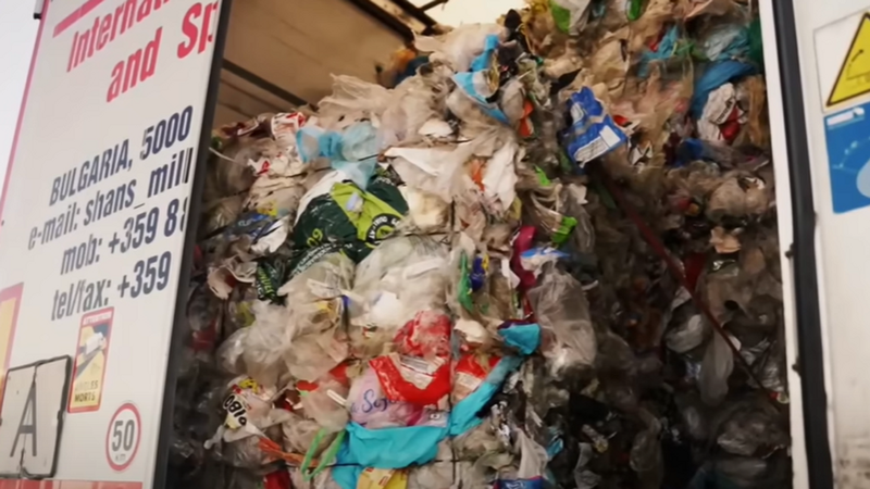 Blick in einen Lkw voller Müll. | Bild: BR24 Blick in einen Lkw voller Müll.