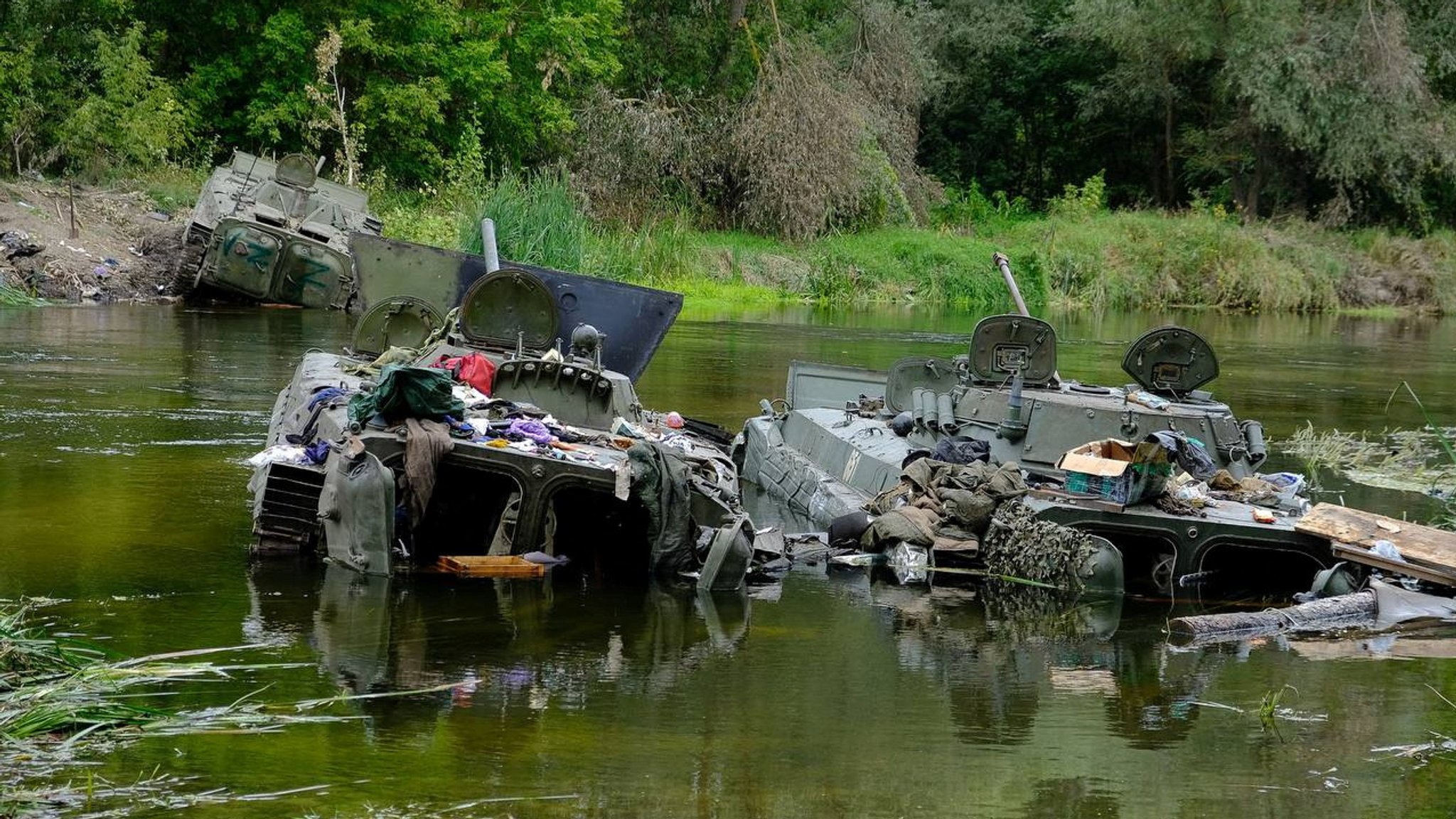 Vom Russland zurückgelassenes Militärgerät in der Region Charkiw