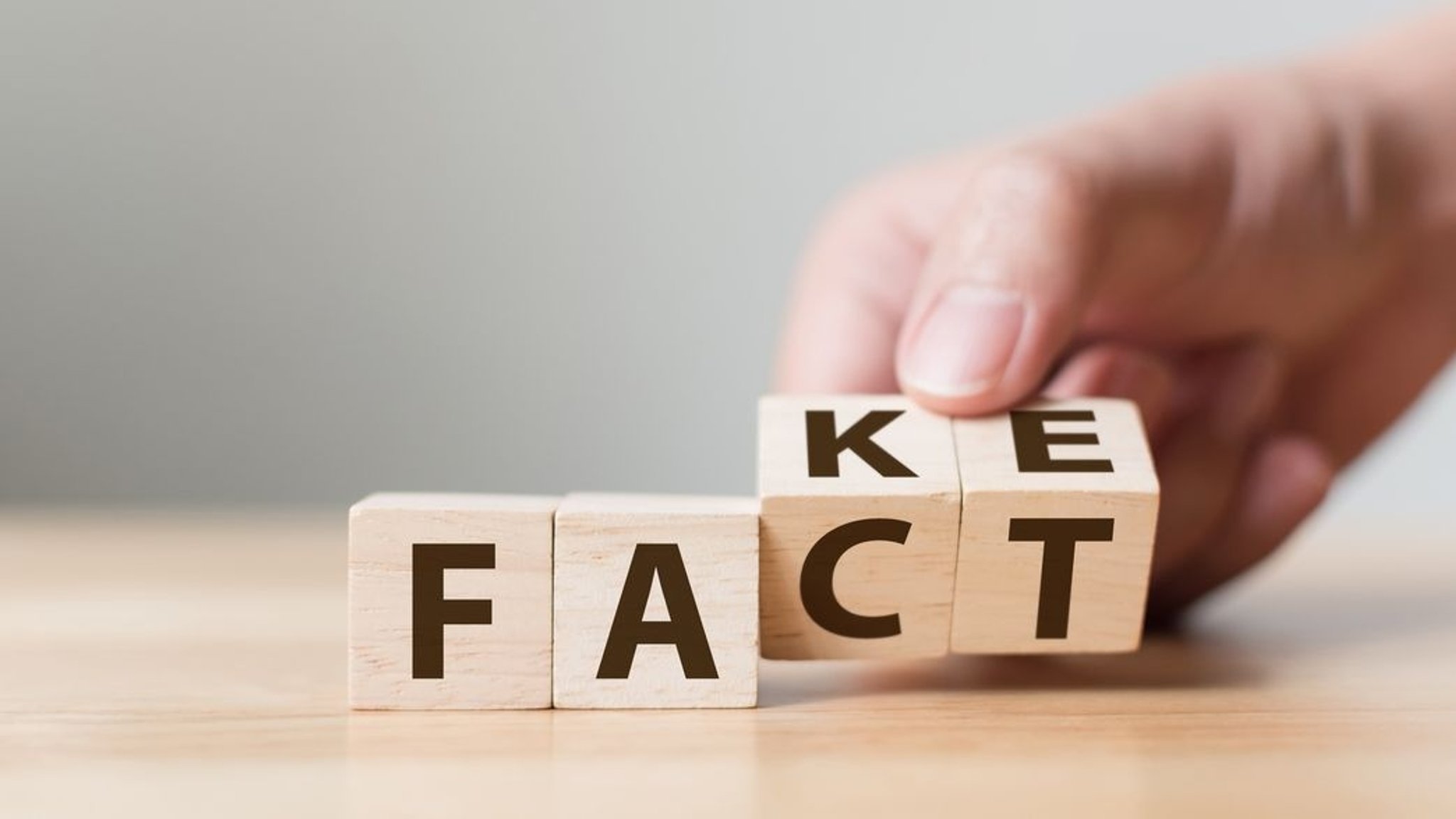 Fact oder Fake steht auf Holzwürfeln.