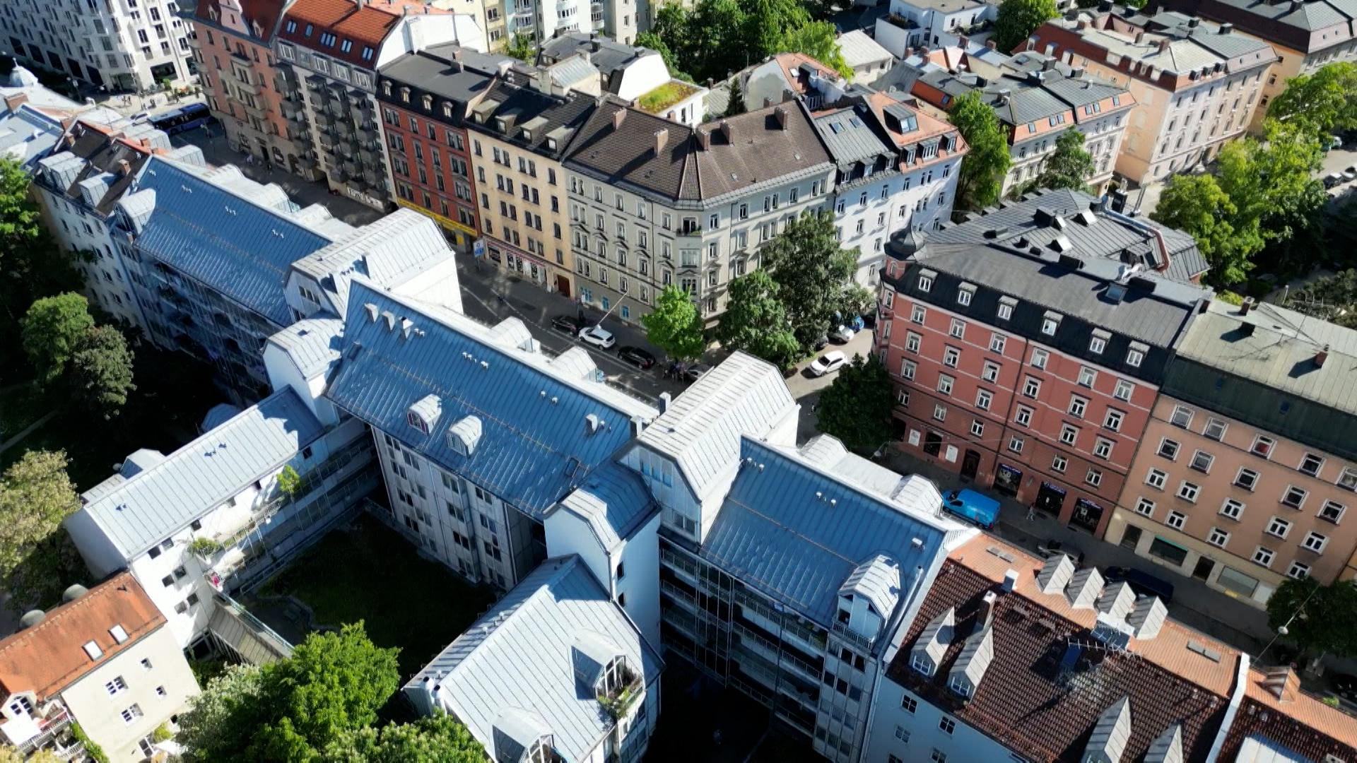 Luftbild von Häuserzeilen in München