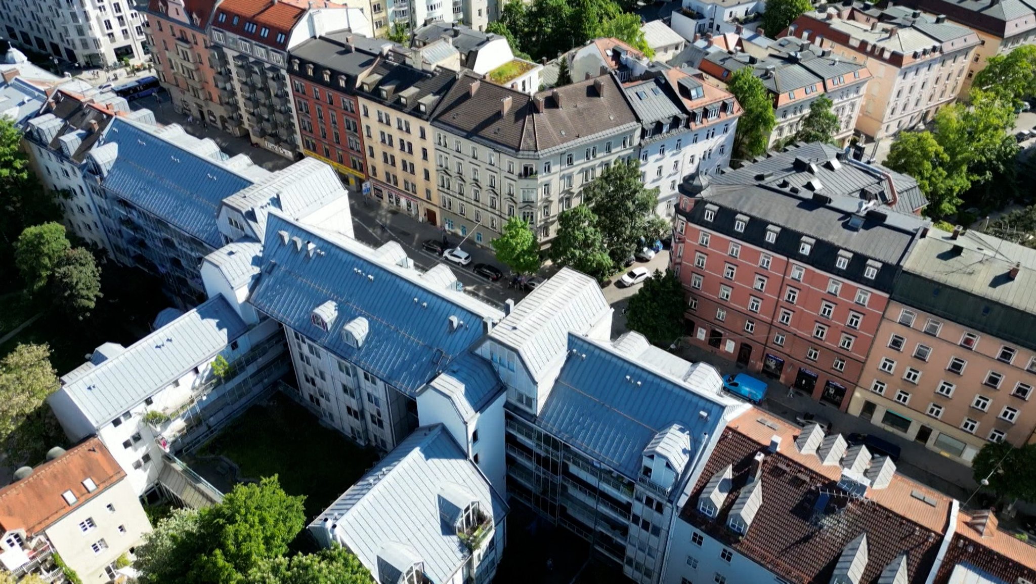 Luftbild von Häuserzeilen in München