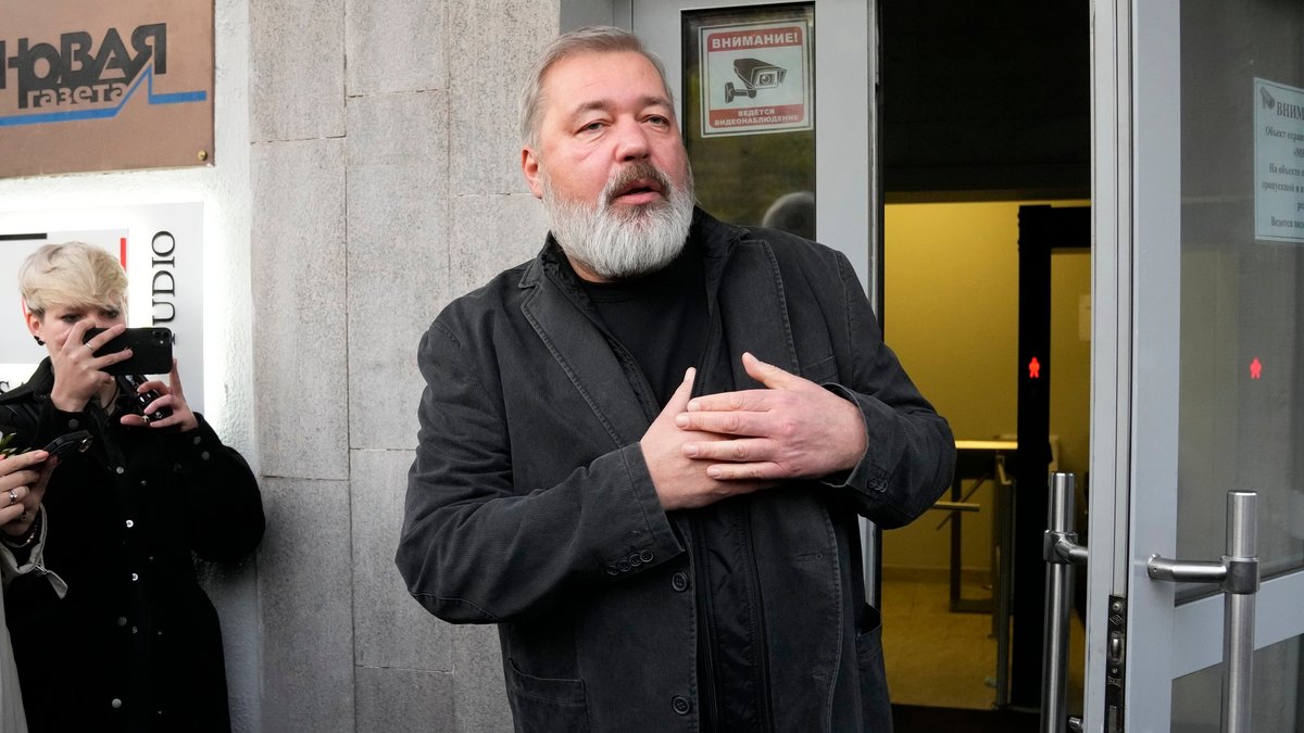 Dmitri Muratow, Chefredakteur der Moskauer Zeitung «Nowaja Gaseta», kommt aus dem Gebäude der Zeitung «Nowaja Gaseta», nachdem ihm der Friedensnobelpreis zuerkannt wurde.