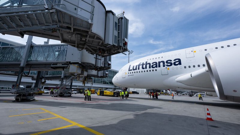 Eine Lufthansa-Maschine des Typs Airbus A380 steht auf dem Flughafen München 