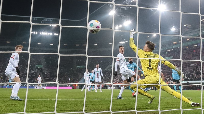 Spielszene FC Augsburg - Bayer Leverkusen | Bild: dpa-Bildfunk/Harry Langer Spielszene FC Augsburg - Bayer Leverkusen