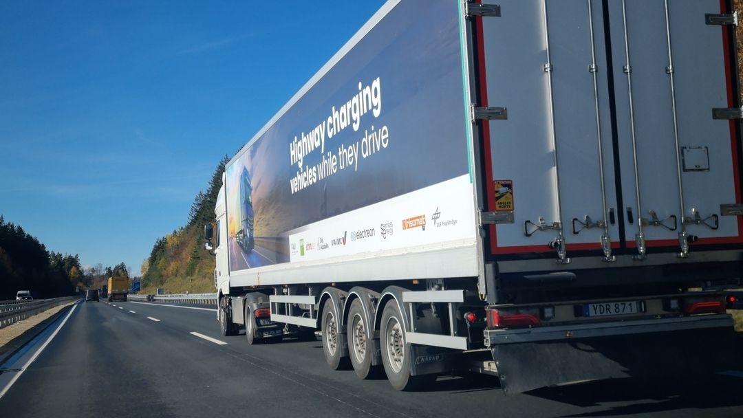 E-Lastwagen, der sich auf der A6 bei Amberg während der Fahrt auflädt.