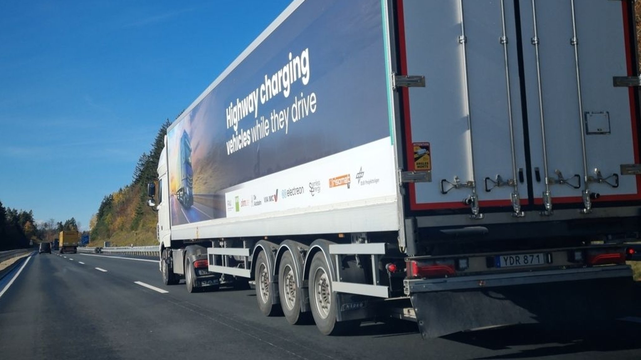 E-Lastwagen, der sich auf der A6 bei Amberg während der Fahrt auflädt.