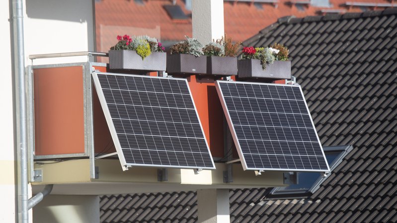 Energiewende im Kleinen: Auch auf dem eigenen Balkon lässt sich Strom aus erneuerbaren Energien erzeugen. (Symbolbild)
