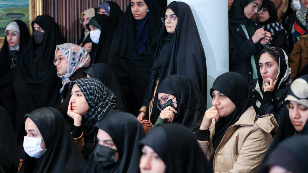 Studentinnen hören einer Rede an der Universität in Teheran zu