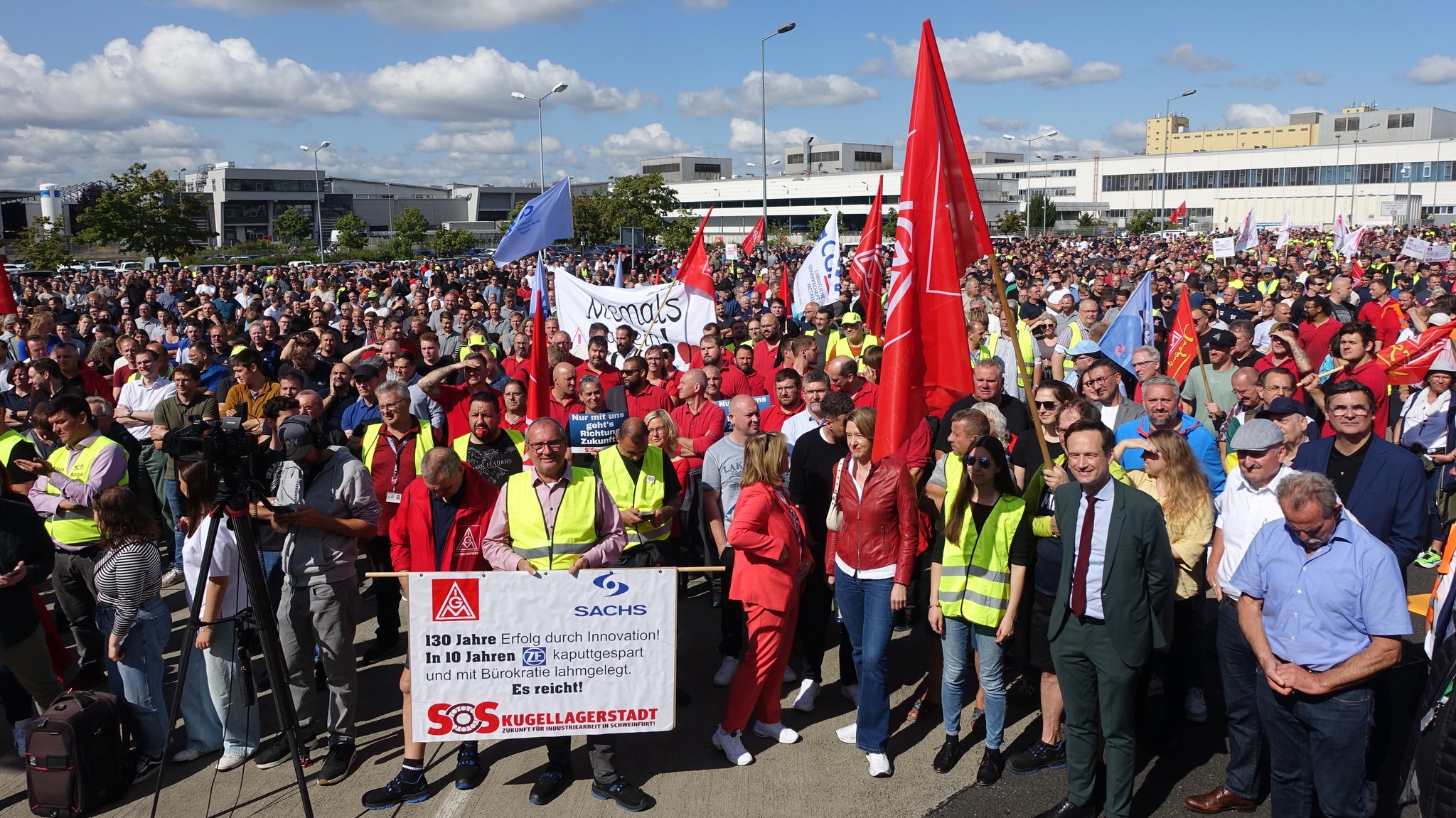 4.500 Beschäftigte von ZF haben heute Vormittag vor ihrem Werk in Schweinfurt für den Erhalt ihrer Arbeitsplätze demonstriert. | Bild: BR/ Wolfram Hanke 4.500 Beschäftigte von ZF haben heute Vormittag vor ihrem Werk in Schweinfurt für den Erhalt ihrer Arbeitsplätze demonstriert.