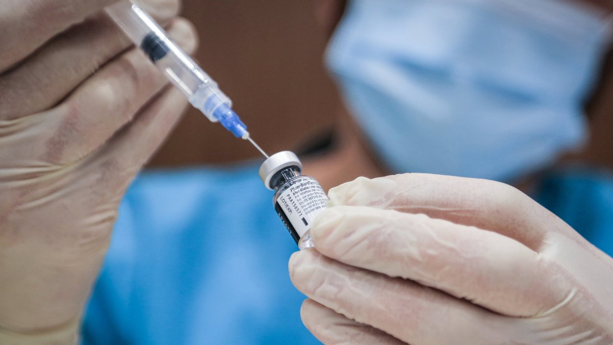 Impfstoff von Biontech wird auf eine Spritze aufgezogen