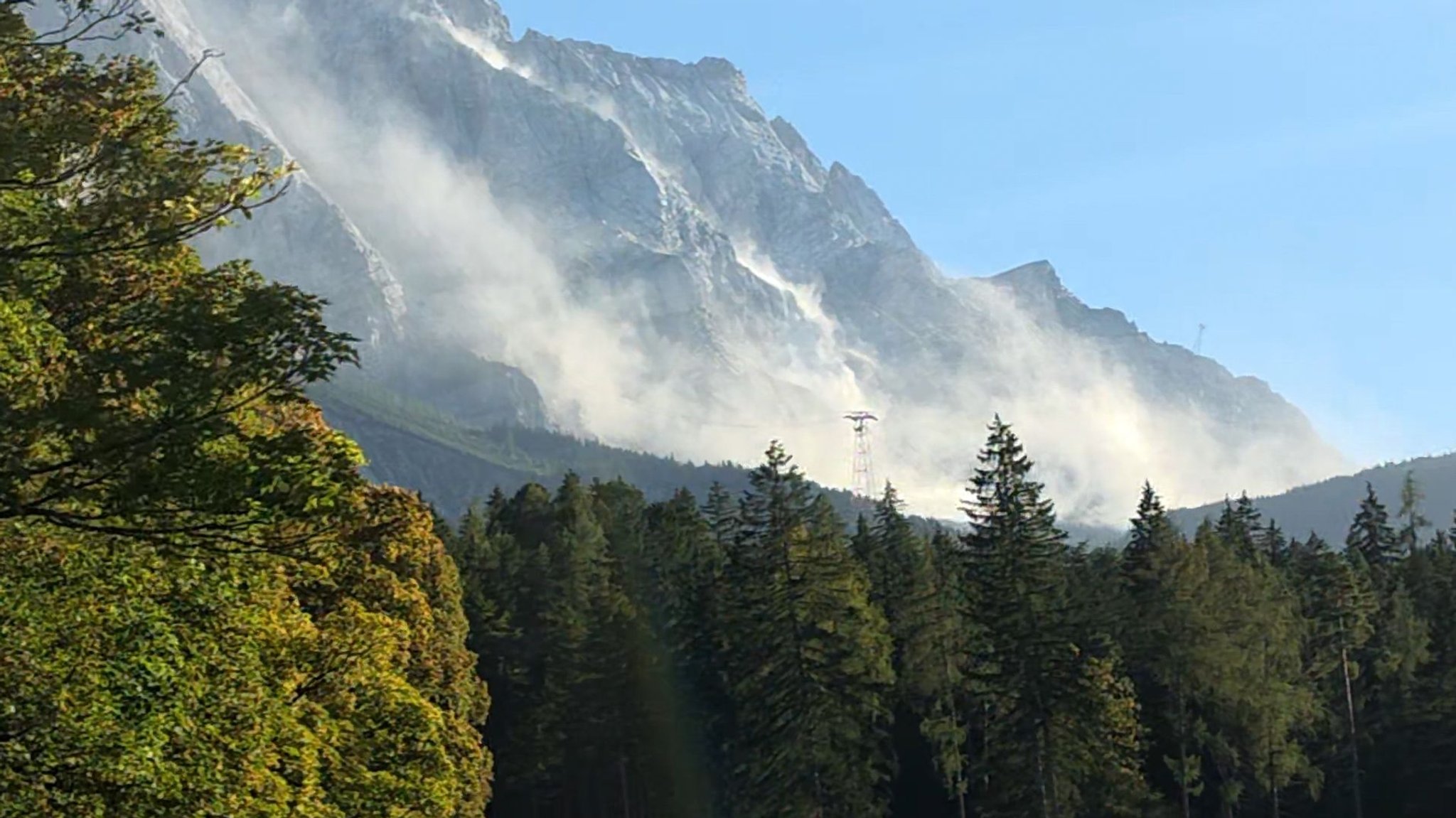 Felssturz an Zugspitze – Staubwolke kilometerweit sichtbar. | Bild: Dominik Bartl/MedienPics.de Felssturz an Zugspitze – Staubwolke kilometerweit sichtbar.