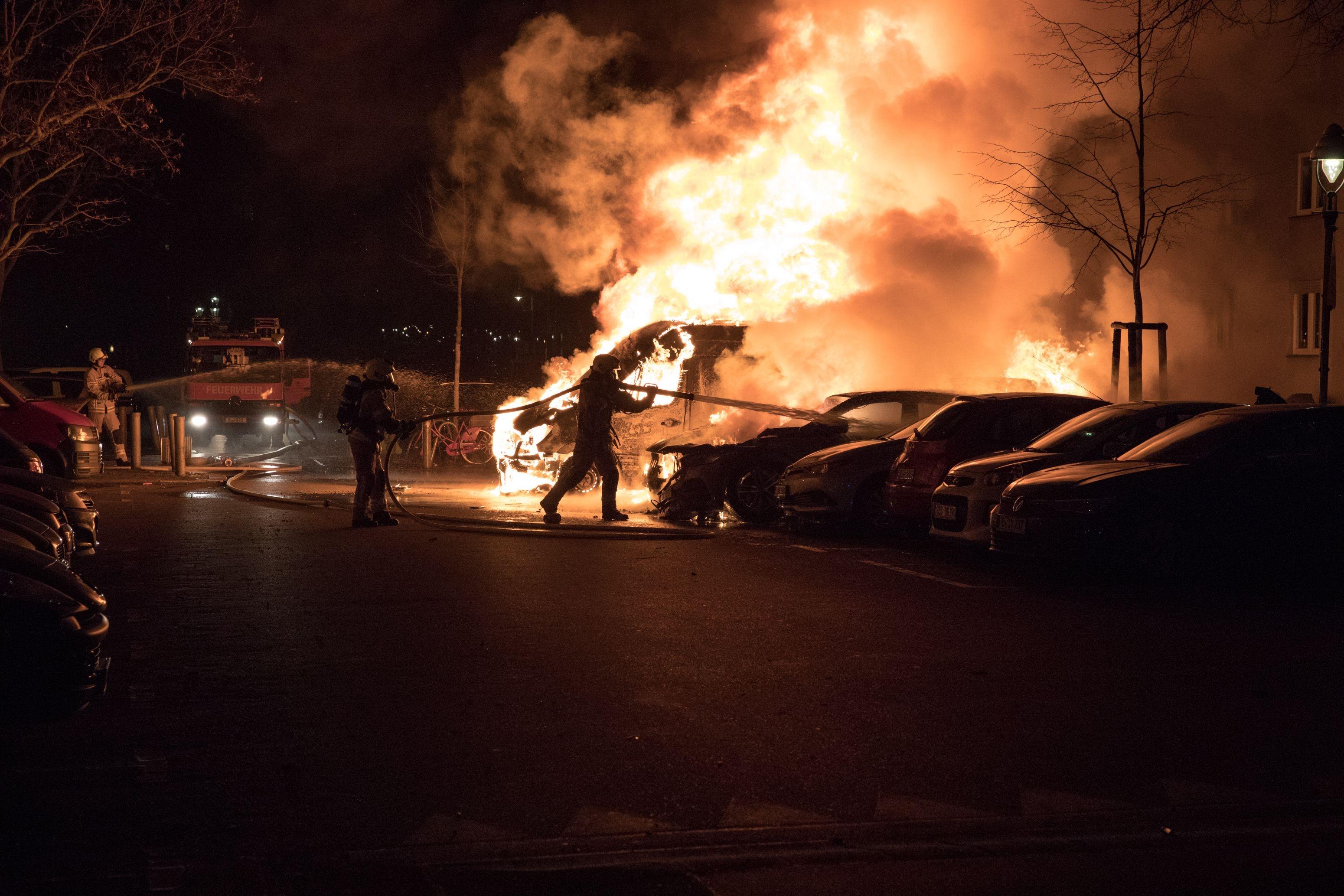 Archivbild: Feuerwehrleute im Einsatz am 1. Januar 2023 - sie waren gerufen worden, weil mehrere Autos in Flammen standen.