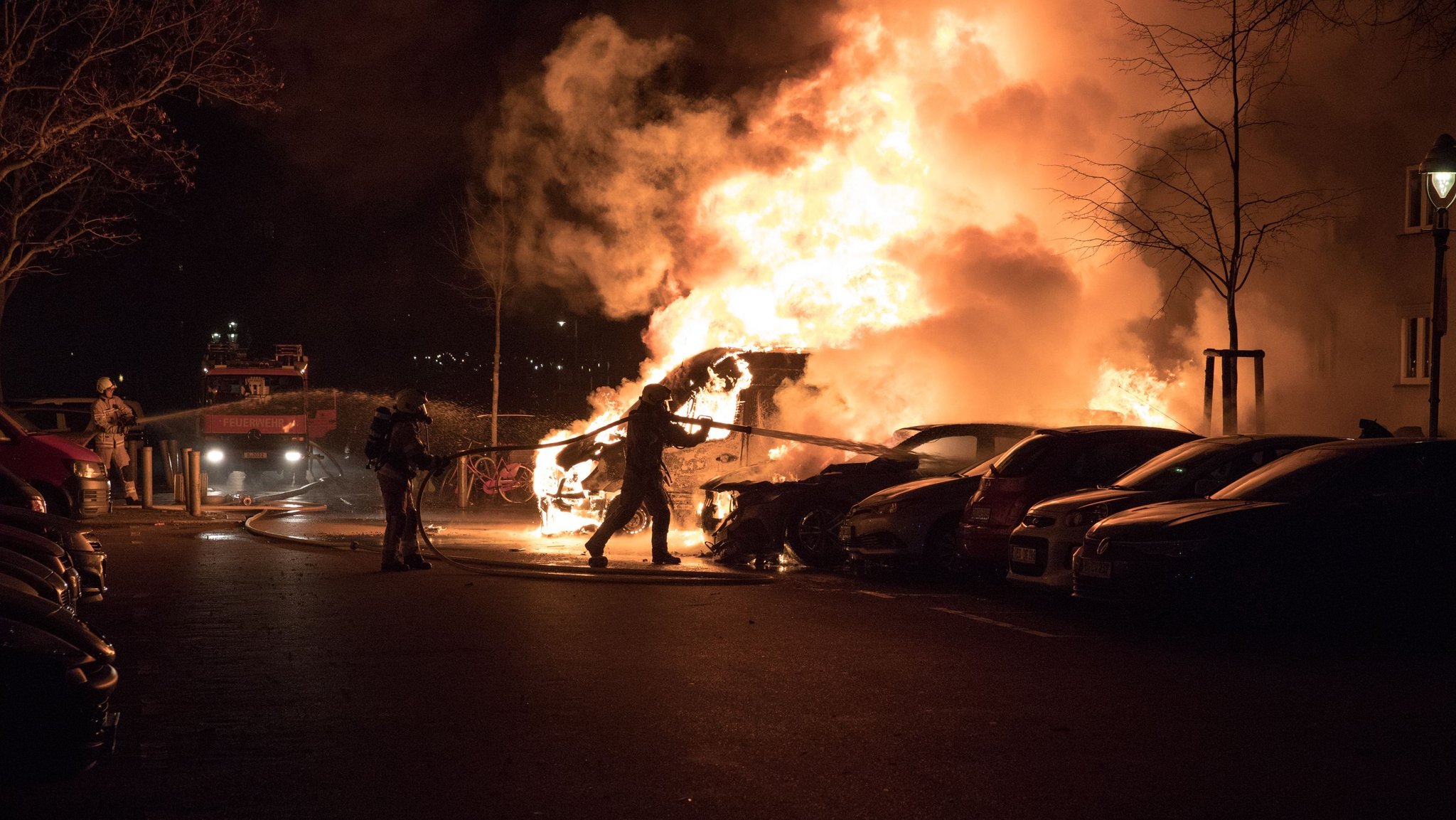 Archivbild: Feuerwehrleute im Einsatz am 1. Januar 2023 - sie waren gerufen worden, weil mehrere Autos in Flammen standen.