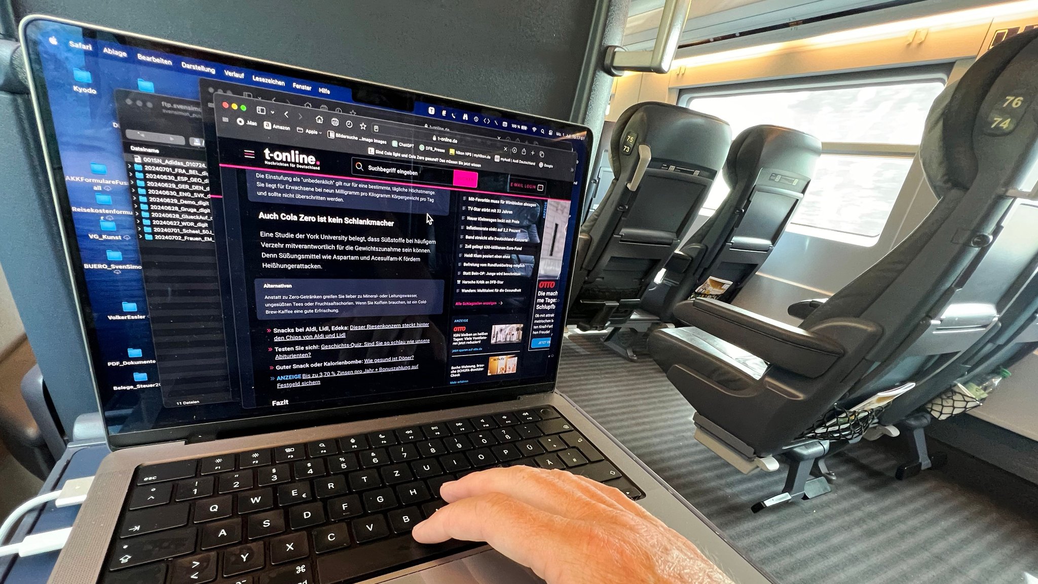 Ein Laptop in einem Großraumwagen der Bahn