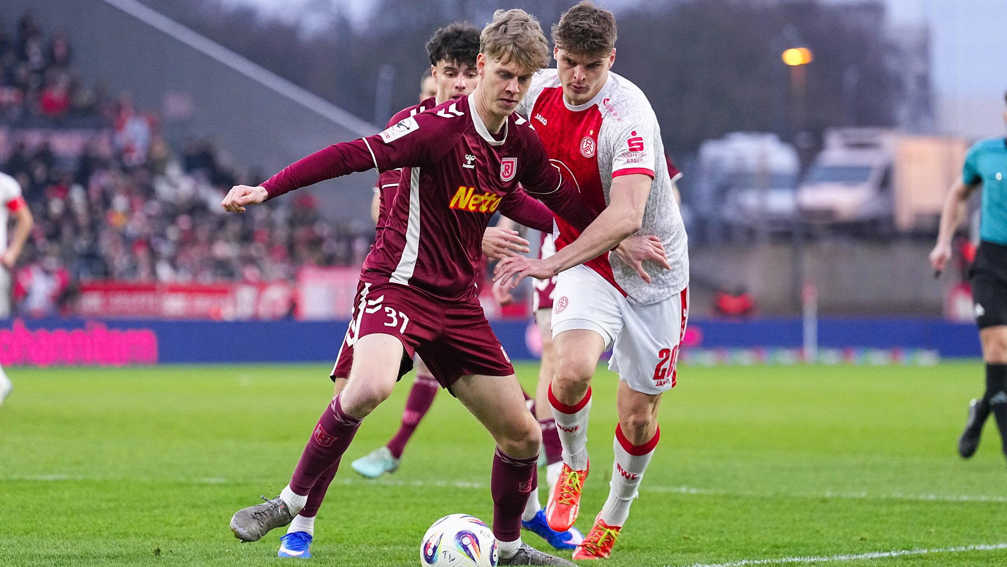 Leopold Wurm (Regensburg) im Zweikampf gegen Marek Janssen (Essen)