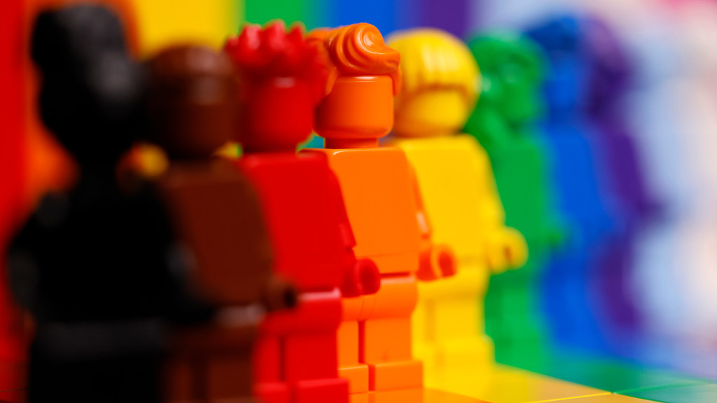 Das Lego-Set 'Jeder ist besonders' zeigt Figuren und Klemmbausteine in den Farben der Progress-Pride-Flag.