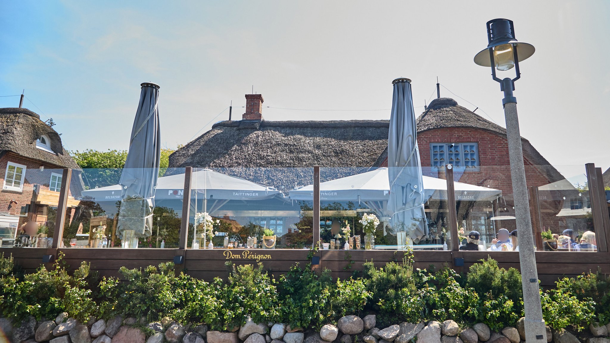 Ein Video, in dem junge Menschen auf Sylt rassistische Parolen grölen, sorgt gerade bundesweit für Entsetzen. Die Bar, in der die Party stieg, hat ihr Verhalten nun verteidigt und Strafanzeige gestellt.