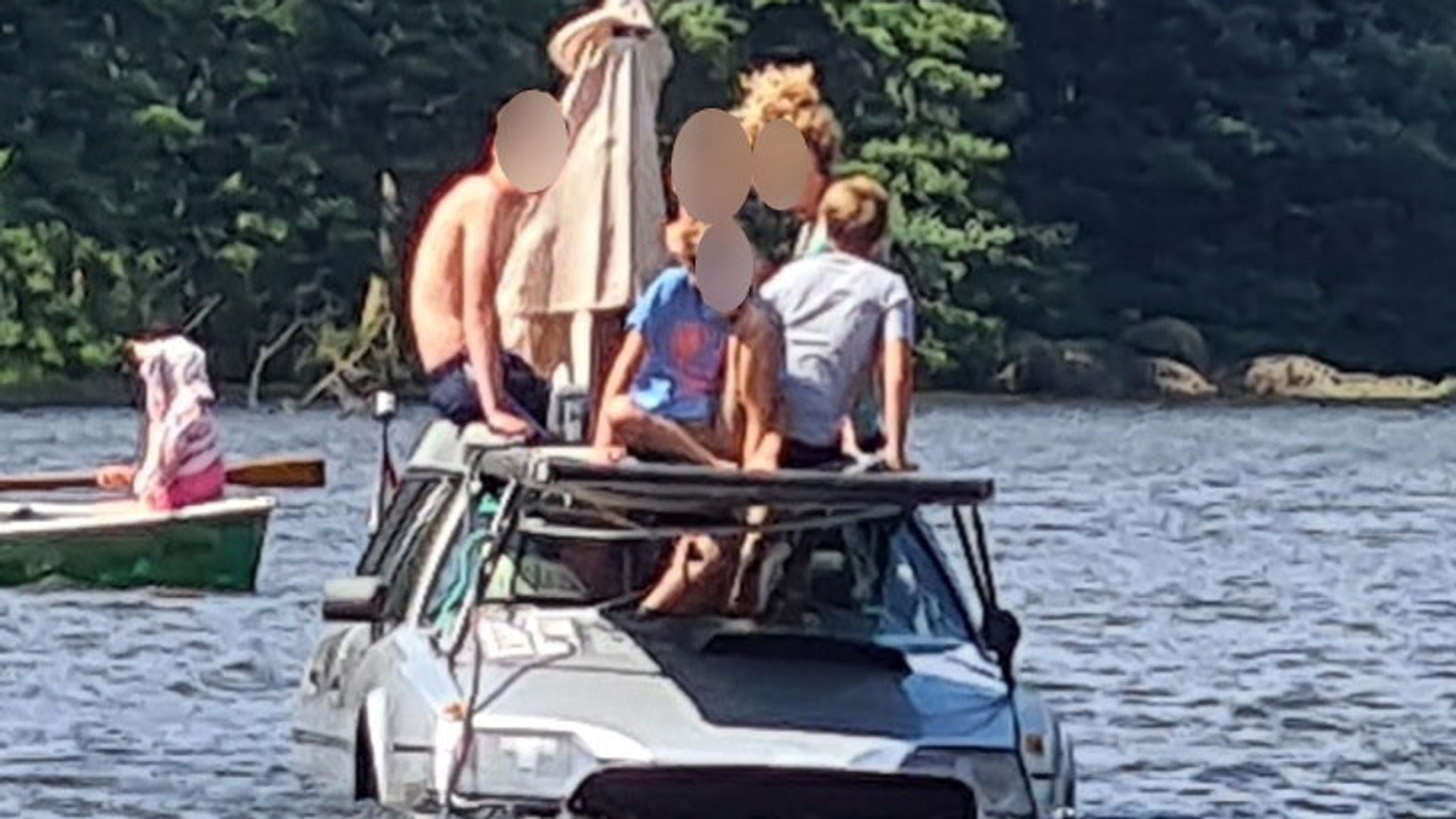 Ein Amphibienfahrzeug ist ein Fahrzeug, das sowohl auf dem Land als auch auf der Wasseroberfläche fahren kann.