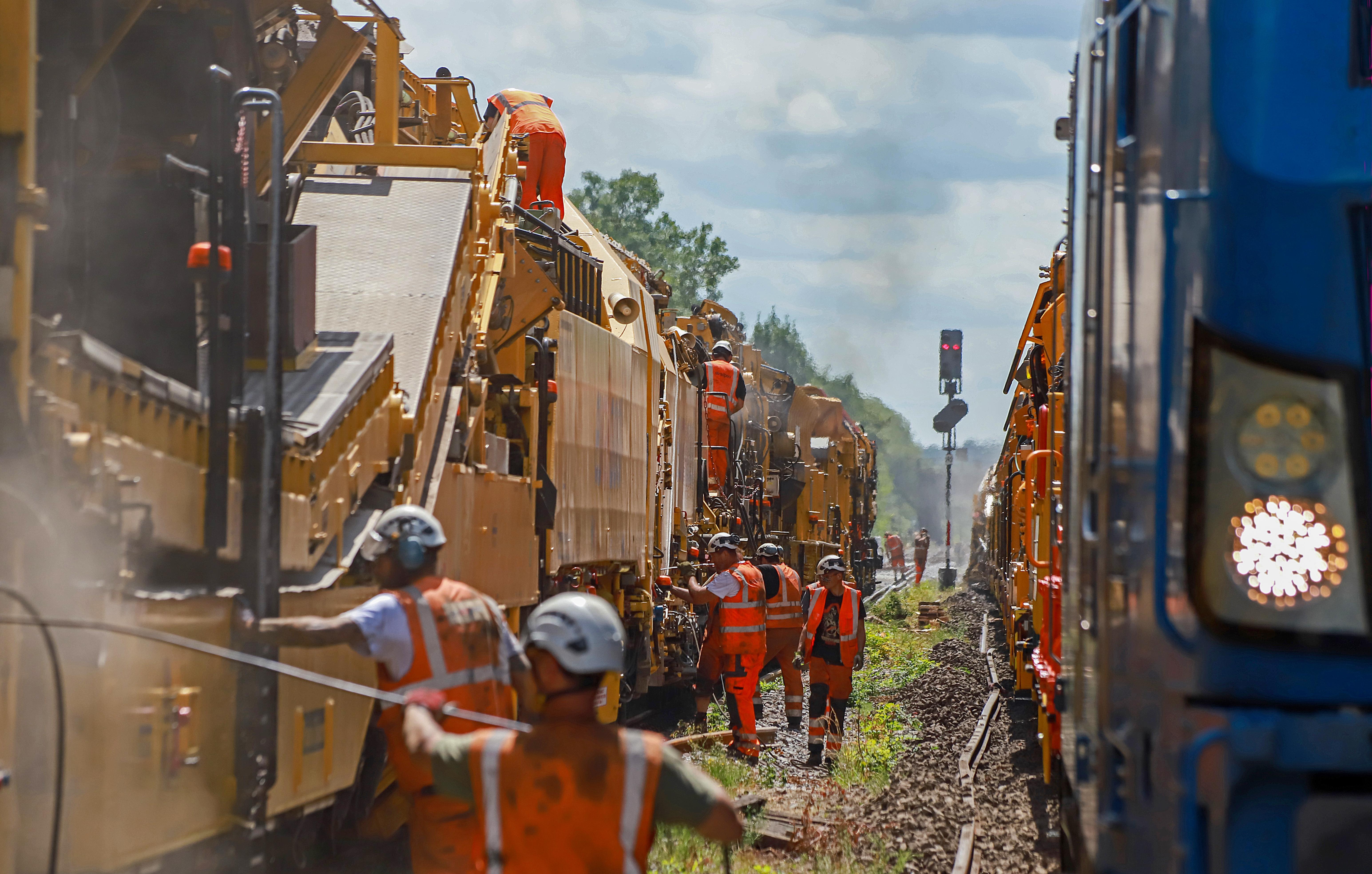Der Bautrupp samt Gleisumbaumaschinen zieht nun weiter, um die Bahnstrecke Schwandorf – Weiden zu sanieren.