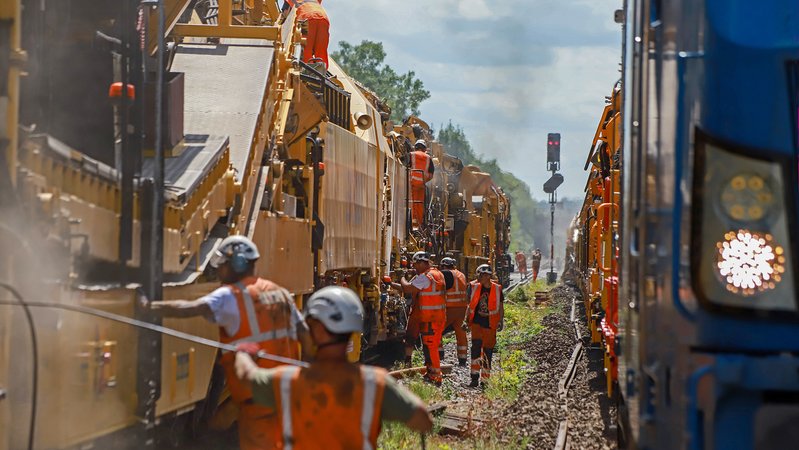 Der Bautrupp samt Gleisumbaumaschinen zieht nun weiter, um die Bahnstrecke Schwandorf – Weiden zu sanieren. | Bild: Deutsche Bahn AG/Claus Weber Der Bautrupp samt Gleisumbaumaschinen zieht nun weiter, um die Bahnstrecke Schwandorf – Weiden zu sanieren.