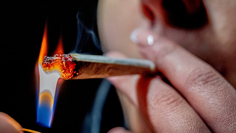 Frau mit Joint | Bild: picture alliance / ROBIN UTRECHT Frau mit Joint
