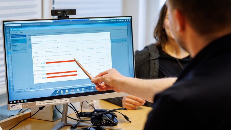 In einer Arztpraxis sitzt ein Arzt und eine Patientin. | Bild: picture alliance/dpa | Daniel Karmann In einer Arztpraxis sitzt ein Arzt und eine Patientin.