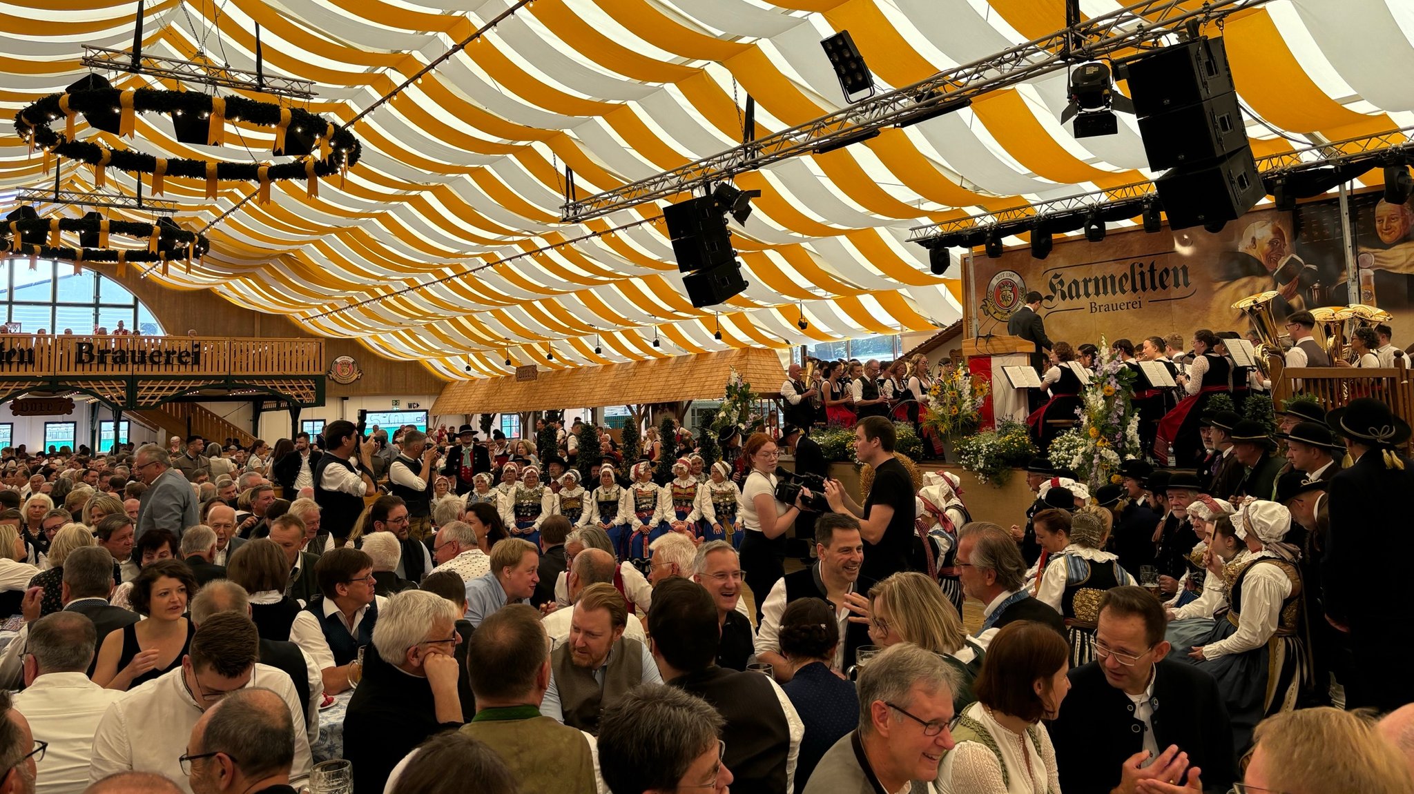 Volles Festzelt bei der offiziellen Eröffnung des Gäubodenvolksfests in Straubing. 