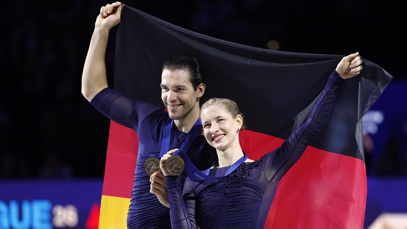Minerva Hase und Nikita Volodin feiern ihren WM-Sieg. | Bild: picture alliance / Kyodo Minerva Hase und Nikita Volodin feiern ihren WM-Sieg.