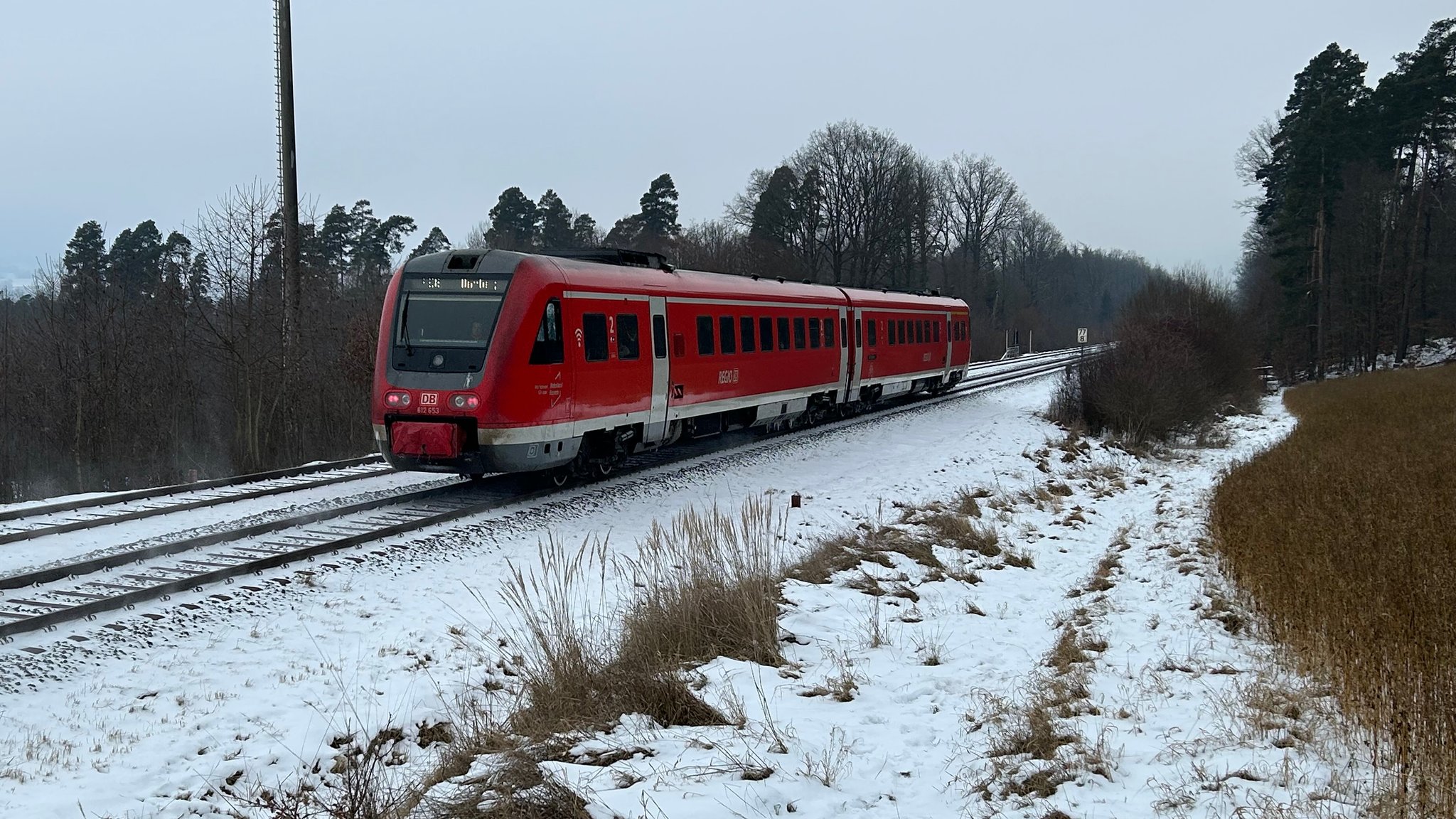 Ein Dieselzug auf dem Gleis bei Neuenmarkt im Landkreis Kulmbach. 