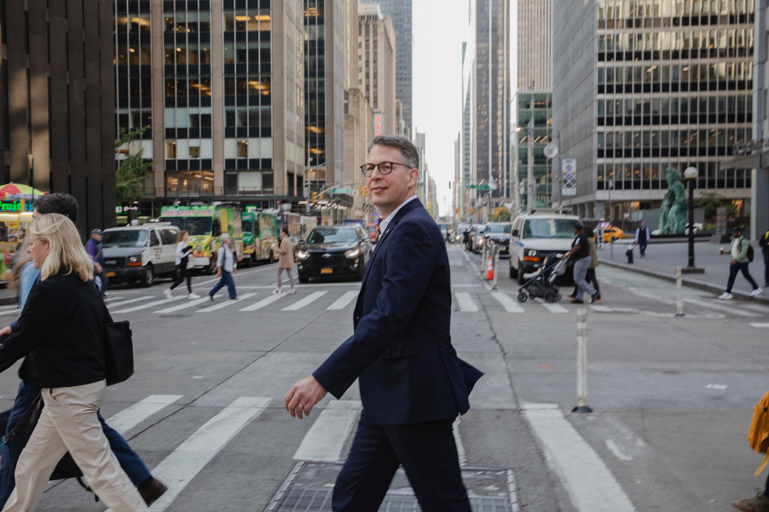Markus Blume überquert eine Straße